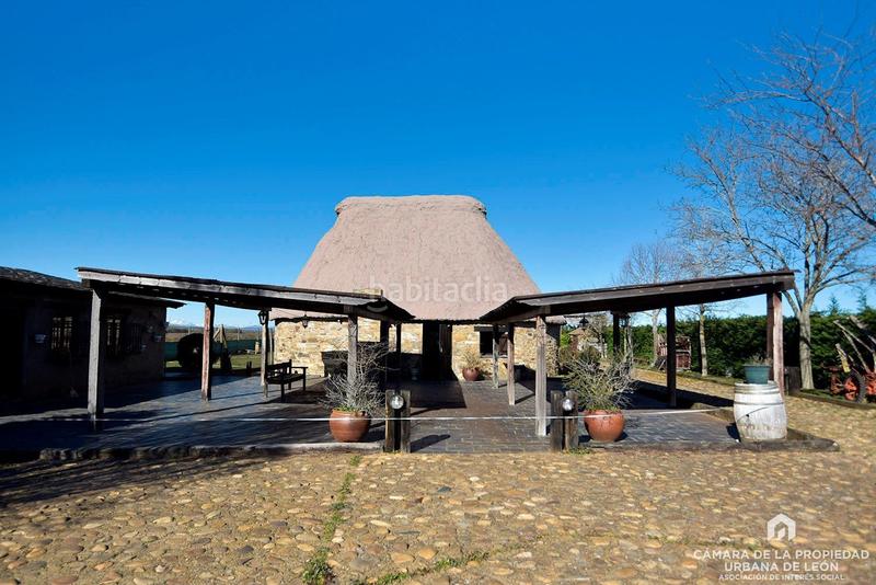 Foto f0eb6af0-053d-4531-9261-b9e1bc251252. Edificio en arcahueja en Valdefresno