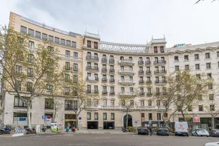Lloguer Oficina a Plaza de la lealtad 2. Oficina exclusiva de 334 m² con vistas al paseo del prado y pati