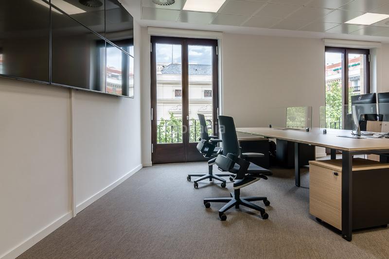 Foto 59c2e8d2-a5aa-4cf6-b80b-0cdcad1f1311. Miete büro in plaza de la lealtad 2 in Jerónimos Madrid