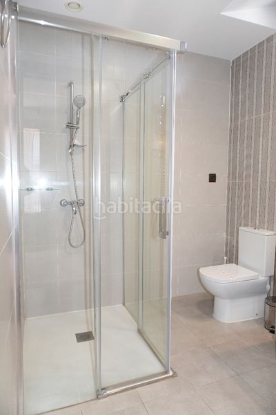 Foto 0b27c36b-d473-4163-ab4d-e5ec5f2321e5. Edifici a plaza del caño 3 a Hoyo de Pinares (El)