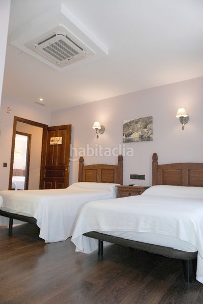 Foto 17260f15-3bde-4227-8893-43d58c0922d0. Edifici a plaza del caño 3 a Hoyo de Pinares (El)