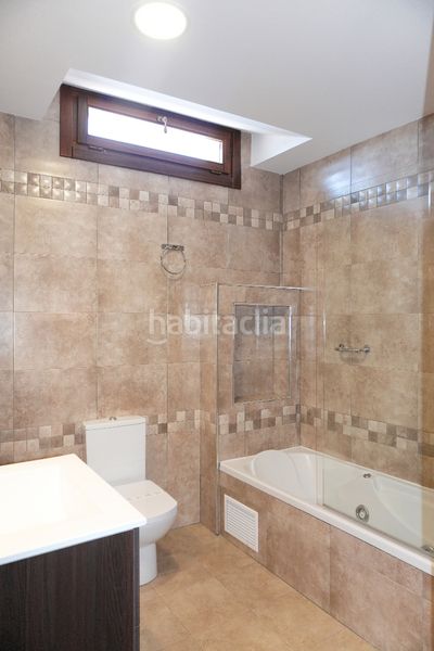 Foto 2dd50398-3491-48de-bfef-7d905e7703d3. Edifici a plaza del caño 3 a Hoyo de Pinares (El)