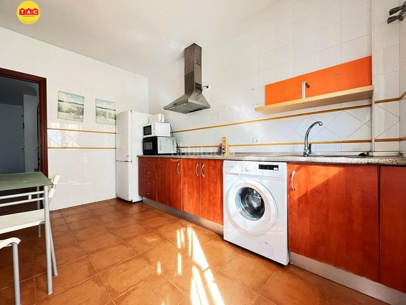 Foto b3c0239d-48cf-4811-b543-4057968f3385. Casa adossada amb aparcament a Lepe