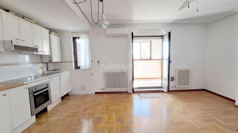 Foto 55beaac7-c0a7-43ec-89cd-0cde9d02f323. Rent penthouse in santiago madrigal 22 in Rollo - Puente Ladrillo Salamanca