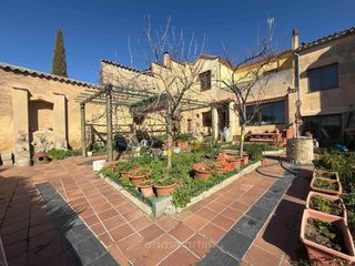 Casa en Universidad - Tenerías. Exclusiva casa en plena zona monumental de salamanca con jardín