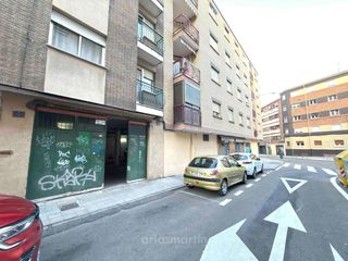 Parking coche en Cuchilleros 4. Local en barrio vidal ideal para guardar coches y trastero