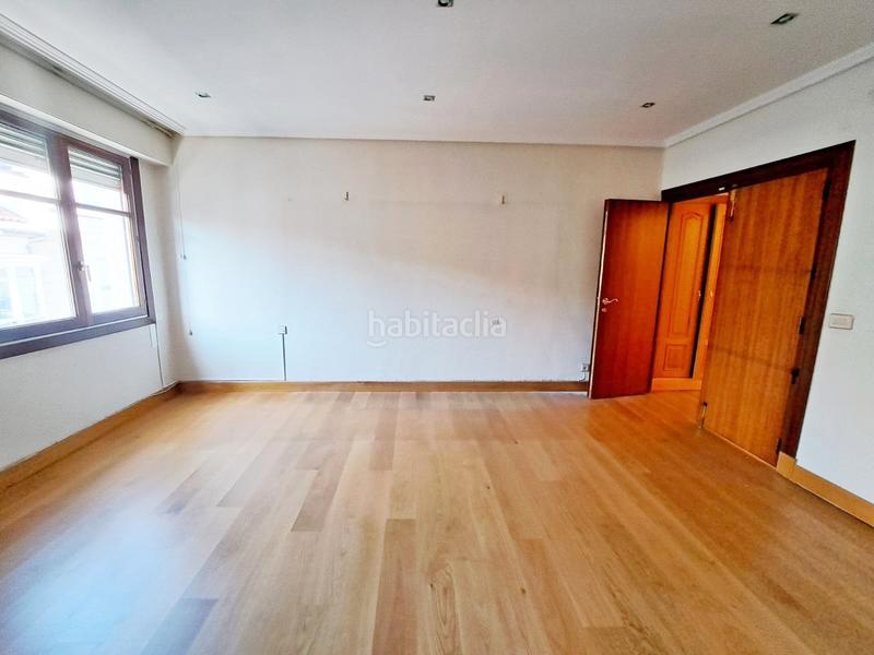 Foto db332802-28c8-43fd-a18f-815e05b3fa66. Flat with heating in Ensanche Vitoria - Gasteiz