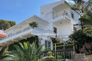 Chalet à Carrer barranc d'en palomes a 1. Magnífica villa de lujo y diseño en cullera
