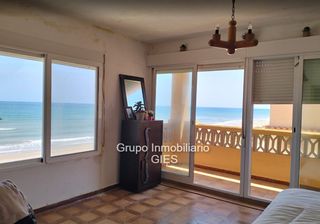 Casa adossada en Passatge bonavista 24. Fabuloso chalet en primera linea de playa