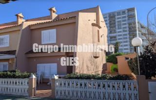 Casa adossada a Carrer dels dofins 86. Maravilloso adosado en primera línea de la playa de el perellone