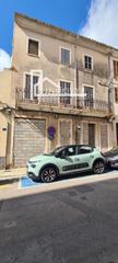 Casa en Centro. Vivienda a reformar de tres plantas con parking y jardín en el c