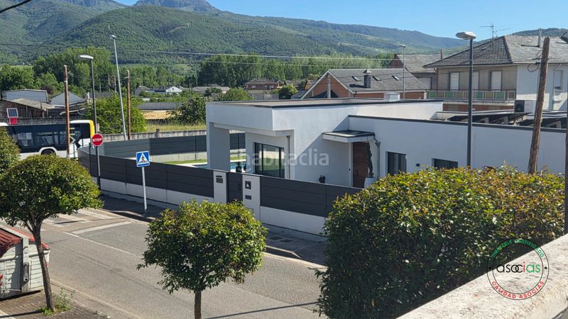 Foto 9ff9e549-3016-45a4-9007-55c23f9be07e. Casa en dehesas - av ferrocarril-de 442 vivienda unifamiliar con jardin en dehesas, el bierzo león en Ponferrada