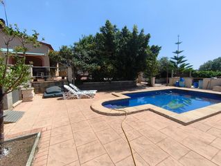 Chalet in Montferri. Chalet independiente con piscina en urb lalzineta montferri