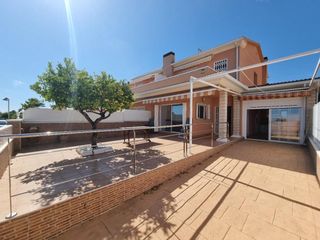 Doppelhaus in Roda de Barà. Casa pareada con vistas al mar