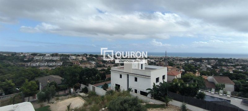 Foto b040b145-929c-4067-a26d-921a10796397. Xalet amb calefacció aparcament piscina a Segur de Calafell nucli urbà Segur de Calafell