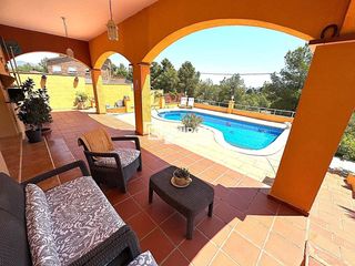 Chalet en Bisbal del Penedès (La). Gran chalet de 5 habitaciones con piscina