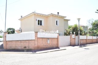 Xalet  Doctor roux. Casa independiente con piscina en bonavista