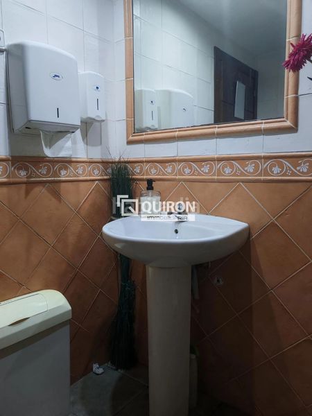 Foto b5436511-06e1-46d2-b959-c2ead952d887. Local comercial a Centre Castelldefels