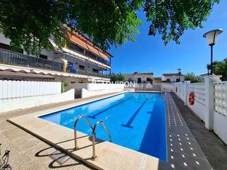 Pis  Gracia. Planta baja con dos grandes terrazas y piscina a 350 metros del