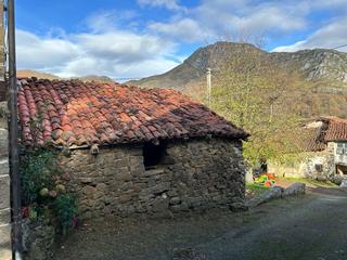 Casa a Ponga. Cuadra con terreno en el concejo de ponga