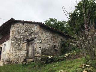 Casa en Cangas de Ons. Cuadra de piedra con delantera cerca de cangas de onis