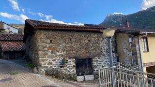 Casa a Ponga. En san juan de beleño, cuadra de piedra de 65 m2 por planta