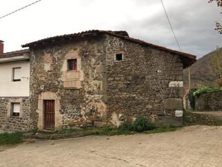 Casa  Viego. Venta de casa para rehabilitar  sin terreno  en el pueblo de vie