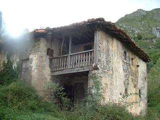 Maison à Parres. Conjunto para rehabilitar formado por varias construcciones de p