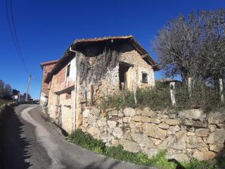 Casa adossada a Cabranes. Casa y cuadra  para rehabilitar con finca