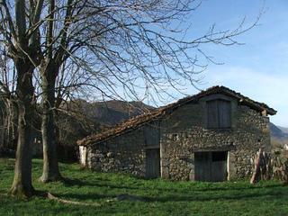 Propriété à Onís. Venta de terreno rústico con cuadra en onís