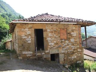 Casa a Ponga. Cuadra para reformar como vivienda en el concejo de ponga