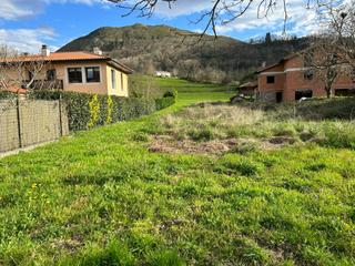 Terreny residencial a Cangas de Onís. Finca edificable llana