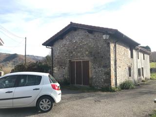 Casa a Cabrales. Venta de cuadra de piedra con muros y tejado en buen estado