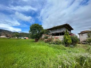 Maison à Parres. Finca edificable con casa, horreo y cuadra para rehabilitar