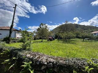 Terreny residencial a Cangas de Onís. Finca edificable con horreo