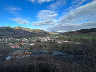 Terreno residencial en Parres. Finca edificable en urbanización privada al lado del puente roma