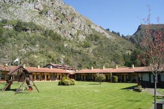 Edifici a Cangas de Onís. Complejo turístico en venta