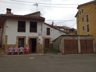 Casa a Cabrales. Conjunto de dos casas adosadas para rehabilitar.