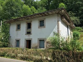 Casa  Puente los grazos. Casa de piedra con terreno cerca de cangas de onis