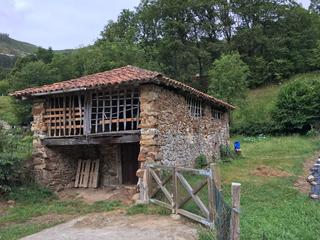 Finca rústica  Dego. Finca rústica con cuadra de piedra cerca de cangas de onis