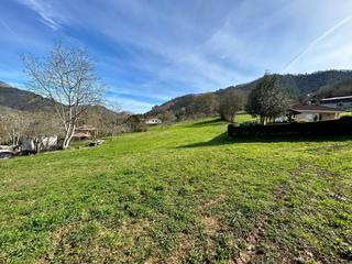 Terreny residencial a Cangas de Onís. Venta de finca edificable con cuadra de piedra