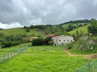 Maison à Parres. Finca edificable con cuadra cerca de arriondas
