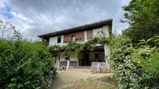 Casa  Santoveña. Conjunto formado por vivienda, cuadra, horreo y terreno