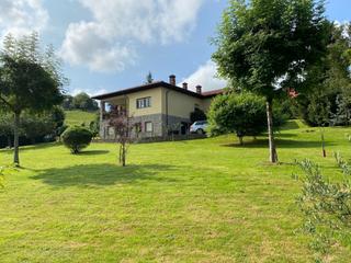 Casa  Mestas de con. Fantástico chalet con jardín privado cerca de cangas de onis
