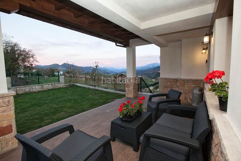 Foto a5624399-63f7-459d-a132-90424504340a. Casa amb piscina a Parres