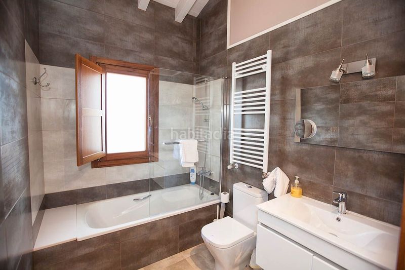 Foto b661abe1-ab14-4cf2-b676-d00f1f3bf622. Casa amb piscina a Parres