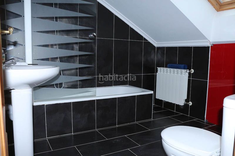 Foto e16178ea-83c4-4fb4-9c4b-82af38175f46. Casa amb piscina a Parres