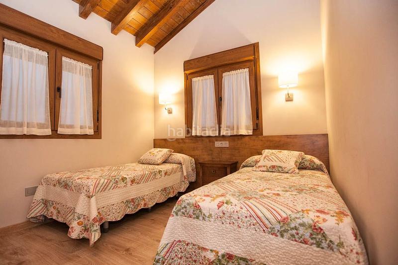 Foto 37233a35-c39d-4164-96b1-6f44a2a489a3. Casa conjunto de 4 viviendas con jardines y piscina en Parres