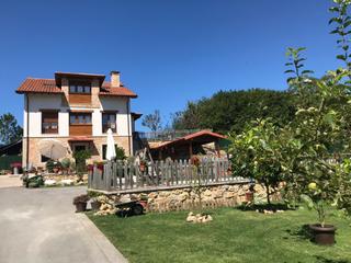 Maison à Parres. Conjunto de 4 viviendas con jardines y piscina