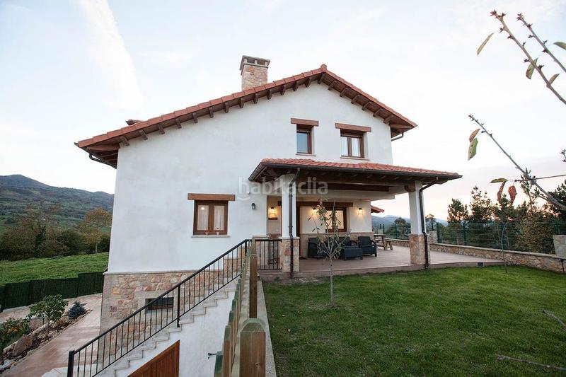 Foto f48338a8-02ad-4de9-81a9-7ff941656842. Casa conjunto de 4 viviendas con jardines y piscina en Parres